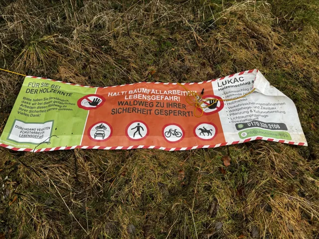 Hinweisschild zu Baumfällarbeiten und zur Sperrung des Waldwegs